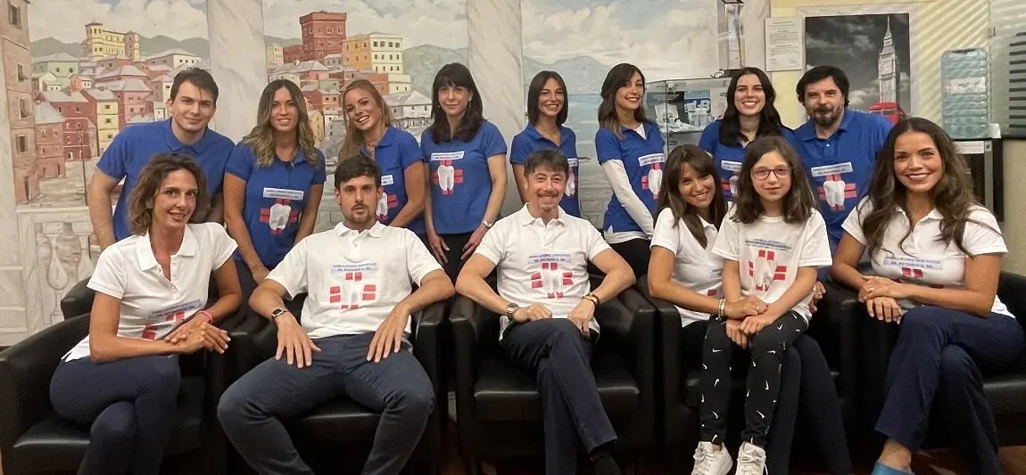 Lo staff dell'ambulatorio, in maglietta blu, seduto su un divano