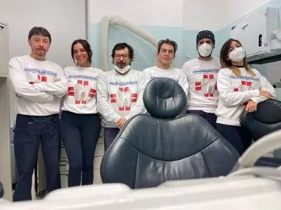 Lo staff accanto alla poltrona operativa