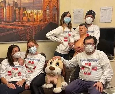 Lo staff con un peluche, in sala operativa